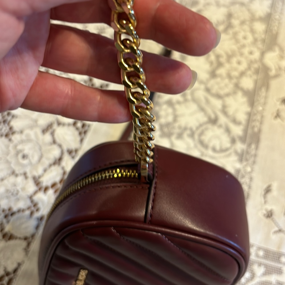 MICHAEL KORS ROSE Small Quilted Oval Camera X-body In MERLOT Vegan Faux Leather - Picture 3 of 12
